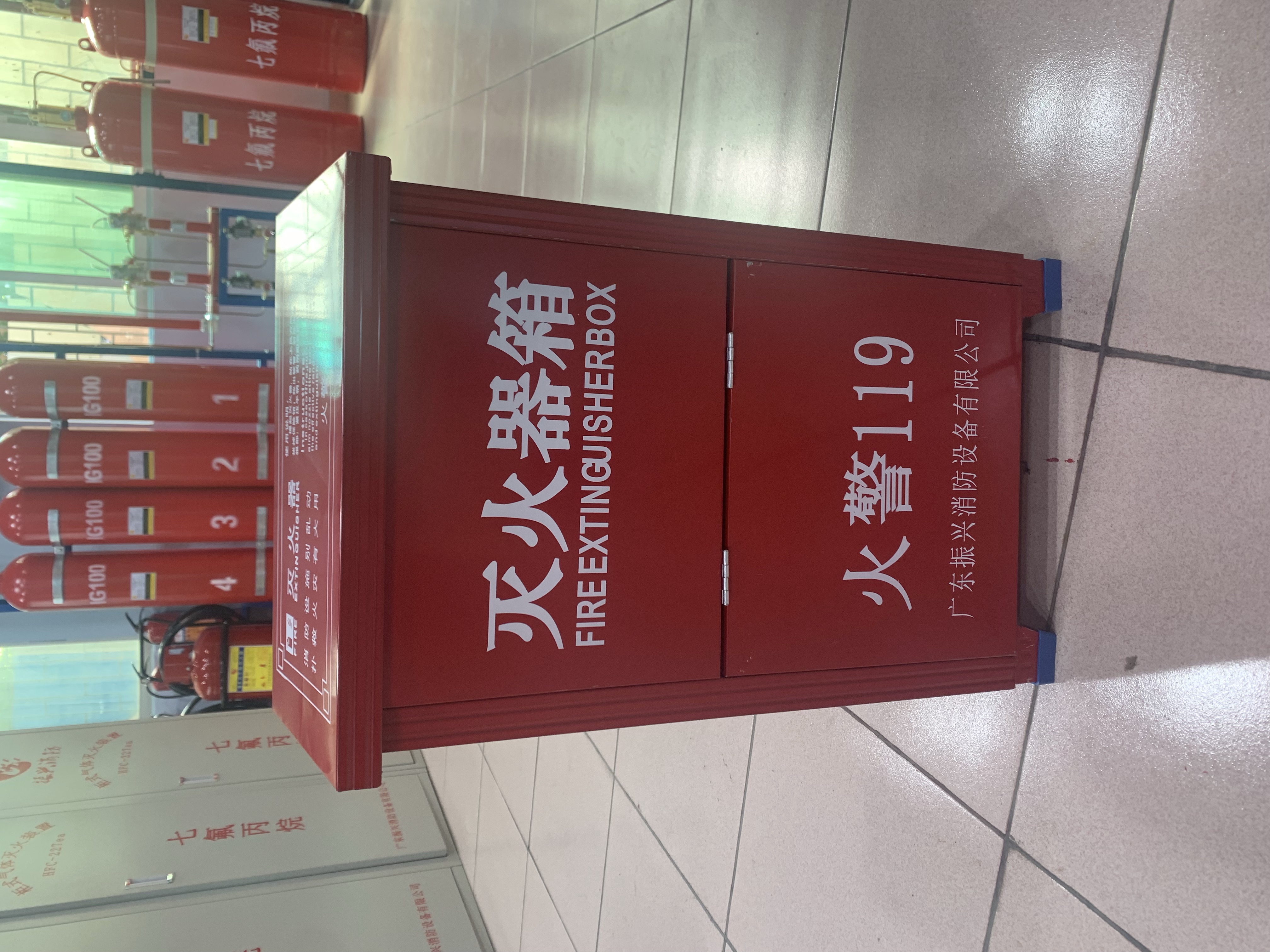 國家標準的滅火器箱是什么樣的？開(kāi)門(mén)式和翻蓋有什么區別？